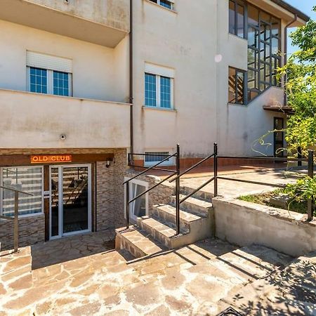 Old Club Casa Vacanze Carlo Trani Априлия Екстериор снимка