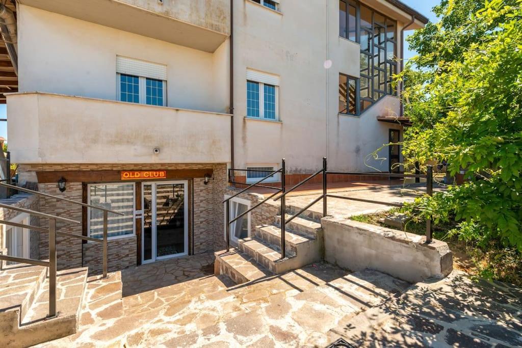 Old Club Casa Vacanze Carlo Trani Априлия Екстериор снимка